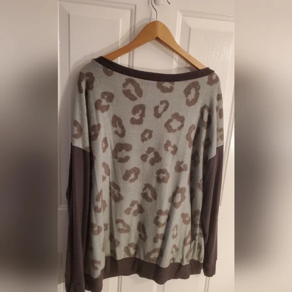 Leopard Print Crew Neck Sweater - Picture 3 of 3